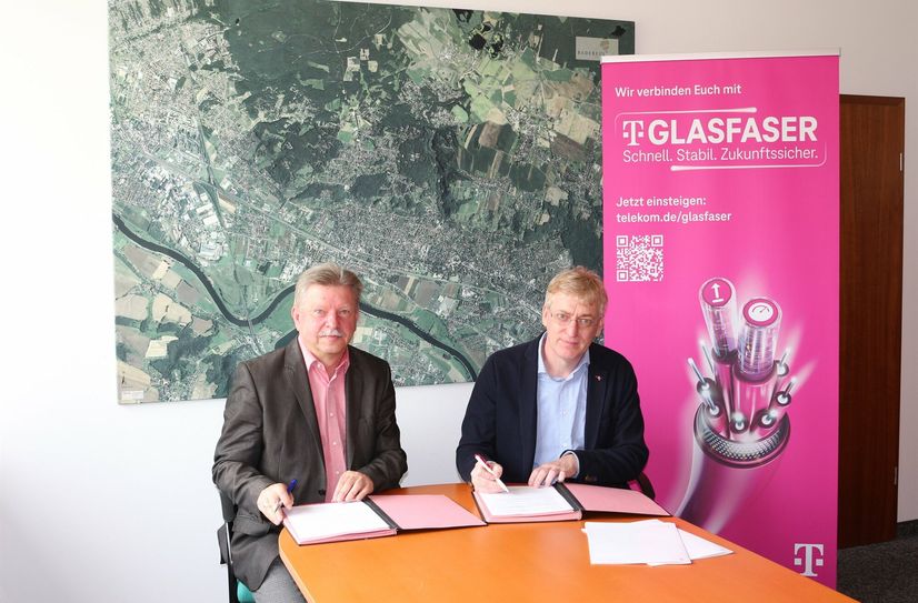OB Bert Wendsche (li.) und Kai Gärtner von der Deutschen Telekom bei der Vertragsunterzeichnung.