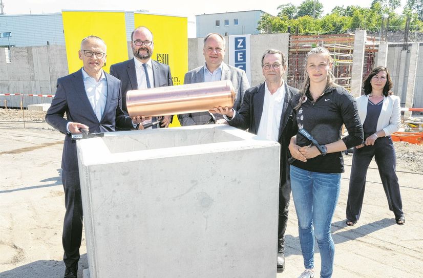 Grundsteinlegung am Steyer-Stadion: Peter Lames, Christian Piwarz, Dirk Hilbert, Arno Dietrich, Chiara Schimpf und Margarita Potapot (v.l.n.r.).