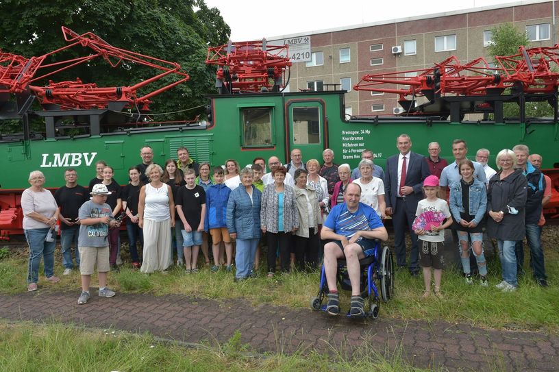Viele Briesker Bürger waren zur Übergabe der sanierten Grubenbahn gekommen. Gemeinsam mit Senftenbergs Bürgermeister Andreas Friedrich übergab Ortsvorsteher Tino Blazer das Industriedenkmal wieder seiner Bestimmung. Foto: Peter Aswendt