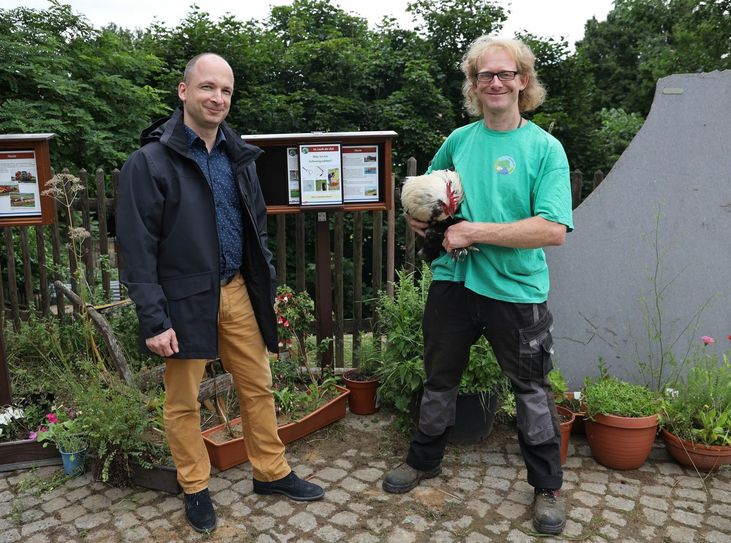 UKA-Meißen-Geschäftsführer Wieland Zeller (l.) übergibt Hebelei-Betreiber Sven Näther symbolisch die neuen Infotafeln. Foto: Privat