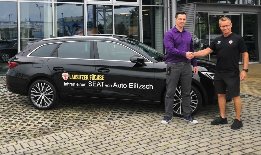Mittlerweile befindet sich Sakari Lindfors (re.) in Weißwasser und hat sein „Dienstfahrzeug“ durch Herrn Petschel vom Autohaus Elitzsch in Empfang nehmen dürfen. Foto: Lausitzer Füchse
