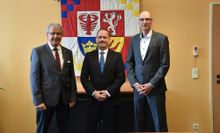 Landrat Harald Altekrüger (l.) und Dezernent Carsten Billing (r.) begrüßten den neuen Geschäftsführer der Rettungsdienst GmbH Roger.
