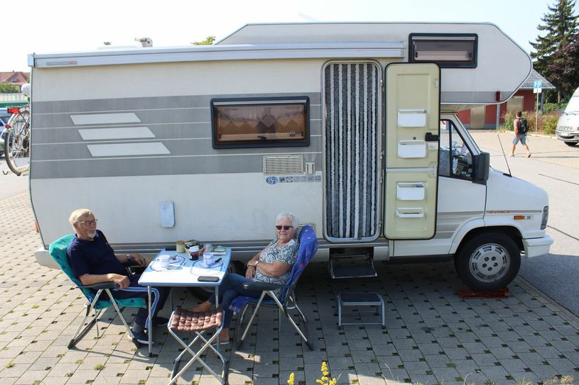 Fahrer und Material sind viel gereist, aber noch kein bisschen Müde. Foto: Dietze
