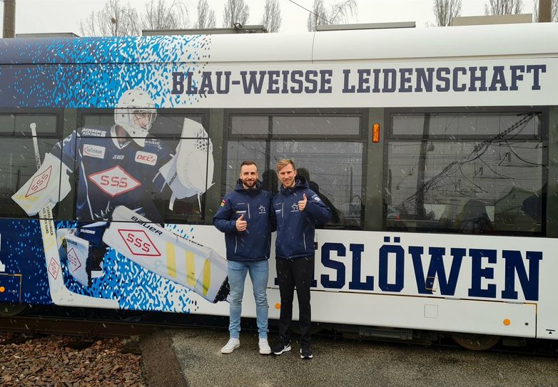 Eislöwen-Torhüter Janick Schwendener (li.) und David Suvanto vor der neuen Eislöwen-Bahn.