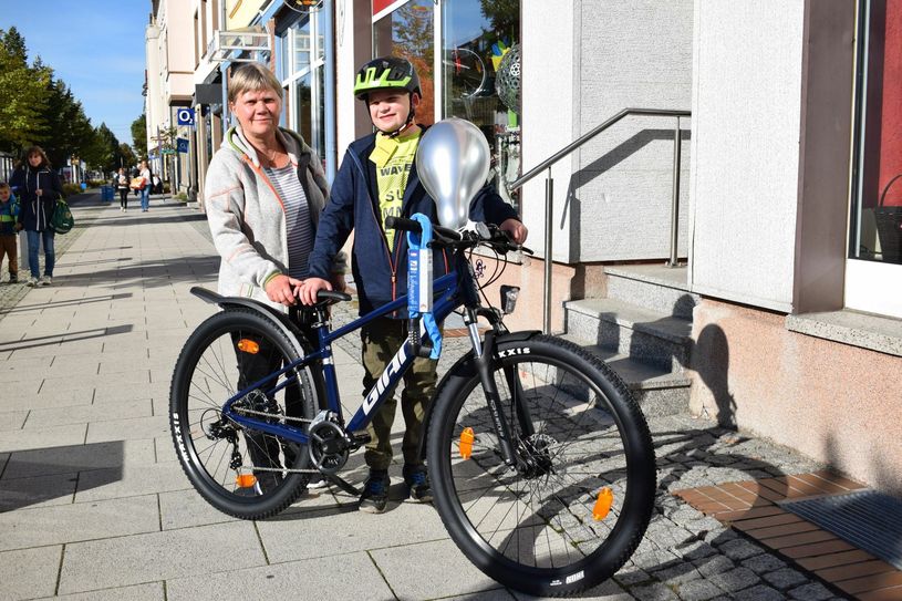 Yannick und seine Mutti Sabine mit dem neuen Mountainbike. Der Herzenswünsche Oberlausitz e.V. erfüllt dem Zehnjährigen damit einen lang gehegten Traum. Foto: asl
