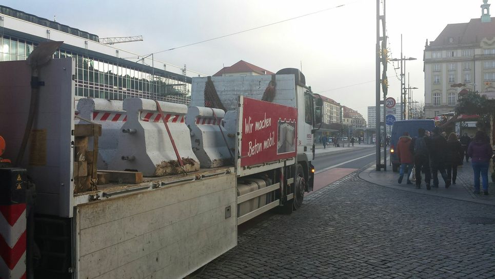 Heute Morgen gegen 9 Uhr:Die ersten Steinblöcke sind bereits vor Ort. Foto:  Mike Schiller