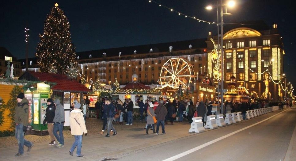 Der Striezelmarkt ist mit 30 Betonblöcken umzäumt