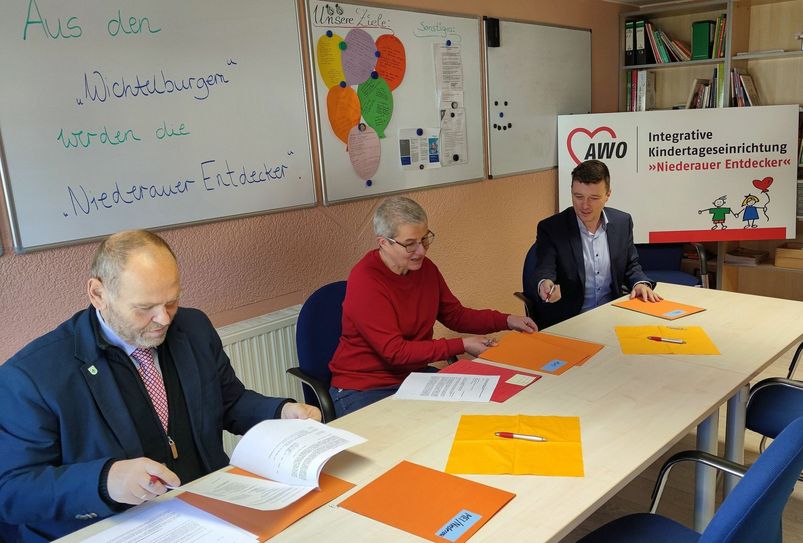Der Niederauer Bürgermeister Steffen Sang gemeinsam mit Claudia Grüneberg (Geschäftsführerin AWO Kinder- und Jugendhilfe gemeinnützige GmbH) und dem Meißner Bürgermeister Markus Renner bei der Vertragsunterzeichnung. Foto: PR
