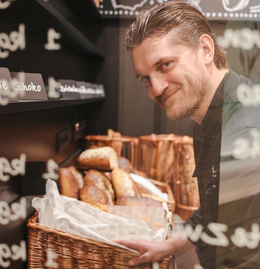 Läuft der Laden an der Dreikönigskirche gut, will Sascha Striegeler aus dem pop-up- einen dauerhaften Brotladen an der Dreikönigskirche machen.     Foto: Sabine Bigalke