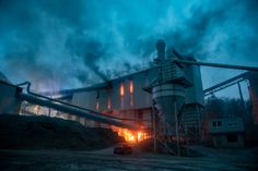 Der Brand im Demitzer Granitwerk konnte erst in den Abendstunden gelöscht werden. Fotos: Rocci Klein