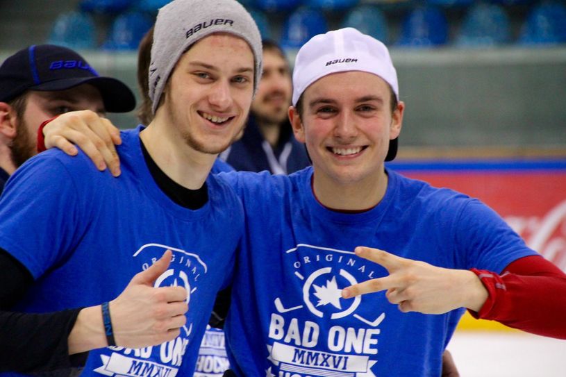 Lucas Dumont (li.) und Eric Valentin freuen sich mit ihrem Team über den SachsenDerbySieg. Foto: Büttner