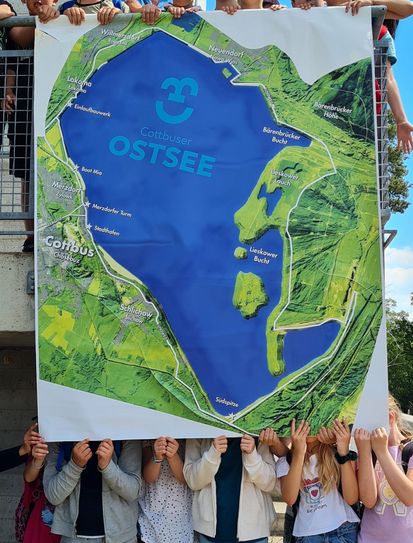 Schuljahresabschluss der Klasse 4b der Blechen-Grundschule am Ostsee mit Übergabe Ostsee-Aufkleber.