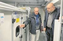 Planer Jürgen Voigt zeigt Oberbürgermeister Olaf Raschke die Einbauten im neuen Technikraum des Theaters direkt unter dem Dach.
