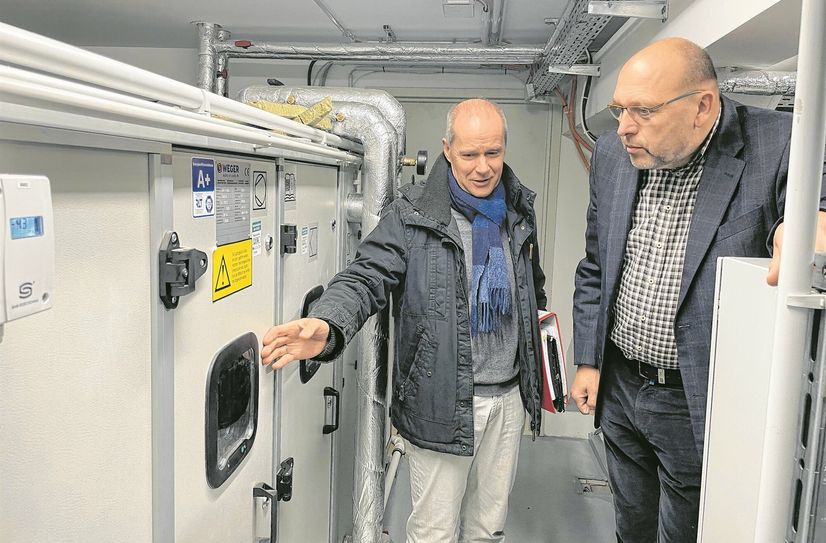 Planer Jürgen Voigt zeigt Oberbürgermeister Olaf Raschke die Einbauten im neuen Technikraum des Theaters direkt unter dem Dach.