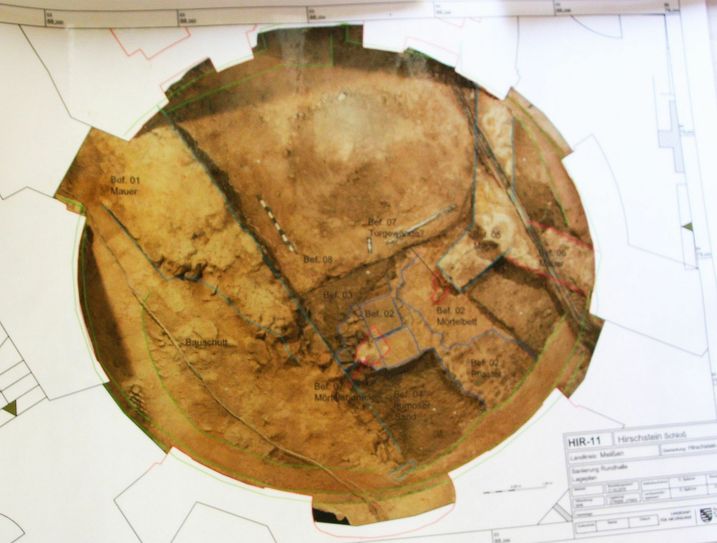 Historische Mauerreste aus dem 14. Jahrhundert geben einen Eindruck, wie etwa das Schloss damals angelegt war. Foto: Farrar