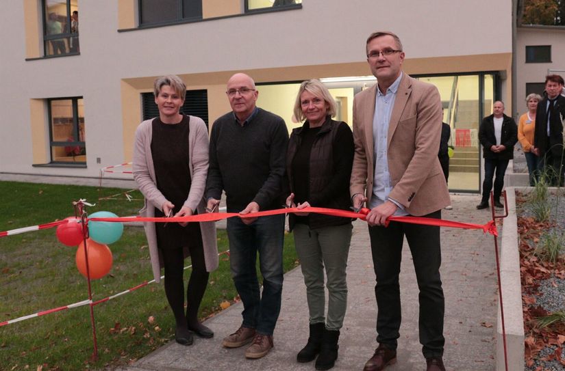 Das Eröffnungsband durchschnitten haben (v.l.): Cornelia Pank (Leiterin Hort Kinderland), Hans-Georg Zubiks (Vorsitzender Gemeindevertretersitzung), Petra Eckert (Leiterin Kinder- und Jugendtreff) und Karsten Schreiber (Bürgermeister Gemeinde Kolkwitz).