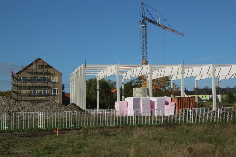 Der Rohbau der Turnhalle der Oberschule am Park wächst in den Himmel. Foto: Farrar