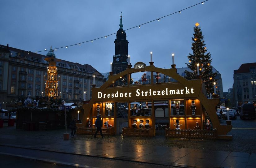 Der Altmarkt noch ganz ohne Schnee - im ersten Weihnachtslicht.