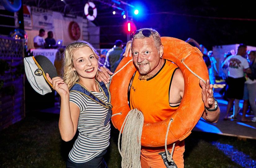Denise Schneider (Funkengarde) und Jens Rose (stellv. Vorsitzender vom Elferrat) als Bademeister beim abendlichen Programm des Cunnersdorfer Carnevals Club e.V.
