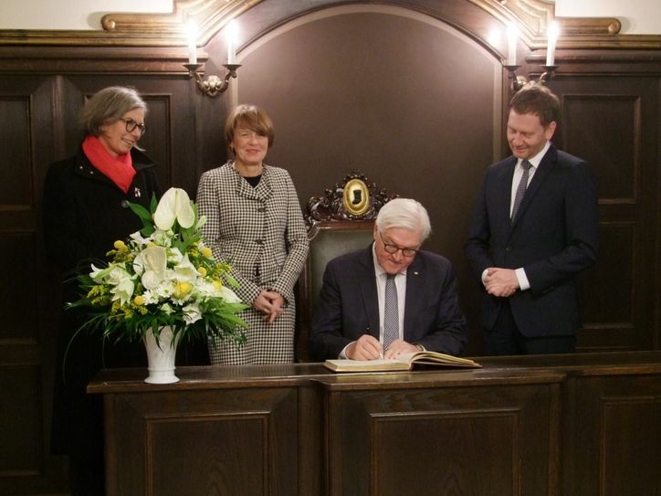 Bundespräsident Frank-Walter Steinmeier und seine Frau Elke Büdenbender tragen sich ins Goldene Buch der Stadt Pulsnitz ein - im Beisein von Bürgermeisterin Barbara Lüke und Sachsens Ministerpräsident Michael Kretschmer. Foto: Rainer Könen