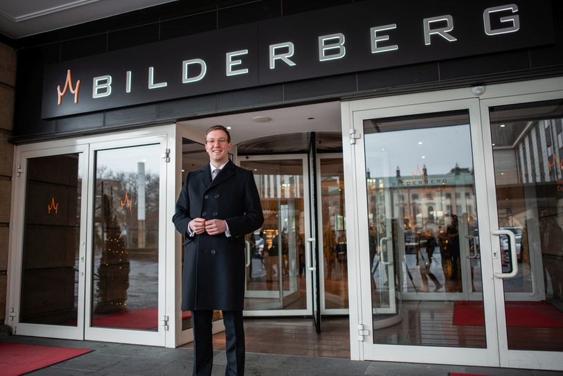 Gut gelaunt präsentiert General Manager Sebastian Klink die neue Außenbeschilderung des Bilderberg Bellevue Hotel Dresden