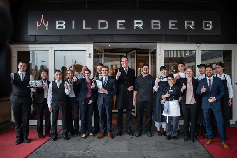 Die Belegschaft des Bilderberg Bellevue Hotel Dresden freut sich über den neuen Schriftzug über dem Haupteingang Foto: Bilderberg Bellevue Dresden
