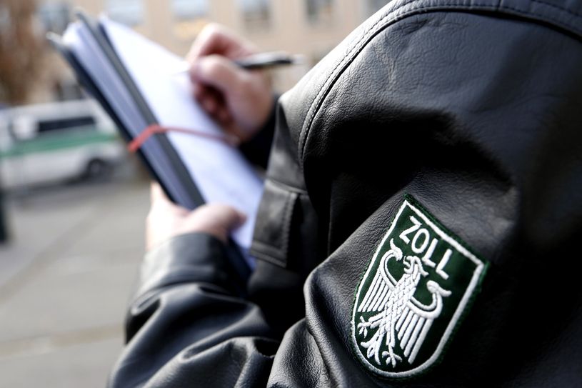 Der Zoll prüft Arbeitgeber auf Schwarzarbeit, Lohn-Prellerei und Betrug bei der Sozialversicherung. Aber im Gastgewerbe sind die Beamten viel zu selten unterwegs, kritisiert die Gewerkschaft NGG. Besonders die Einhaltung des Mindestlohns werde zu lasch kontrolliert. Foto: NGG