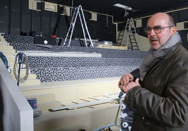 Der Görlitzer Architekt Christian Weise, hier während der Bauphase in einem der neuen Säle, zeichnet für den Ausbau des Kinos verantwortlich. Foto: Keil