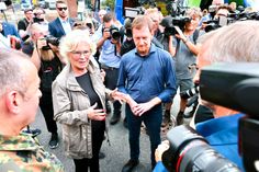 Gemeinsam mit Bundesverteidigungsministerin Christine Lambrecht besuchte Ministerpräsident Michael Kretschmer am Montagnachmittag das Waldbrandgebiet in der Sächsischen Schweiz und informierte sich über den Einsatz der Bundeswehr sowie die aktuelle Waldbrandlage.