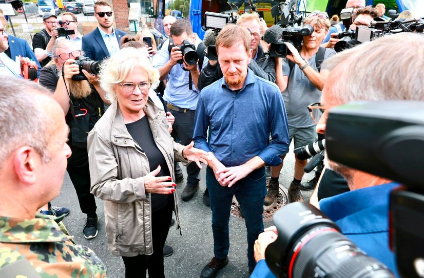 Gemeinsam mit Bundesverteidigungsministerin Christine Lambrecht besuchte Ministerpräsident Michael Kretschmer am Montagnachmittag das Waldbrandgebiet in der Sächsischen Schweiz und informierte sich über den Einsatz der Bundeswehr sowie die aktuelle Waldbrandlage.