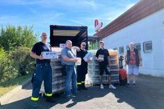 Benjamin Geschwill (2.v.l.) spendete über 2500 Flaschen Getränke und mehrere Kisten Müsliriegel für die Feuerwehrleute, die in der Sächsischen Schweiz die Feuer bekämpfen.