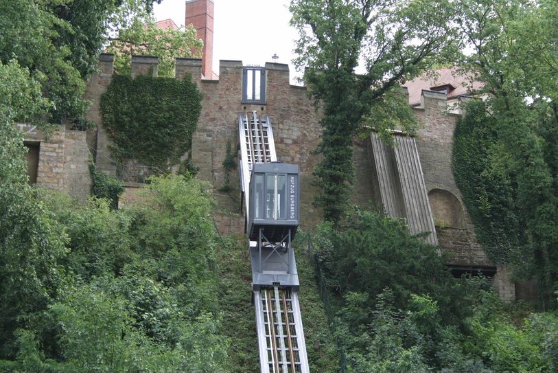Seit Mai 2011 ist der Aufzug in Betrieb. Oder steht still, was mehrfach im Jahr der Fall ist. „Gläsernes Gefängnis“ wird der Lift bereits genannt.