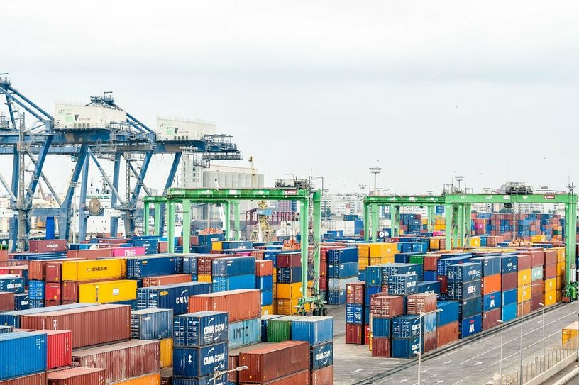 Mehr als die Hälfte der Unternehmen berichten laut einer IHK-Blitzumfrage von Störungen in der Lieferkette und der Logistik.