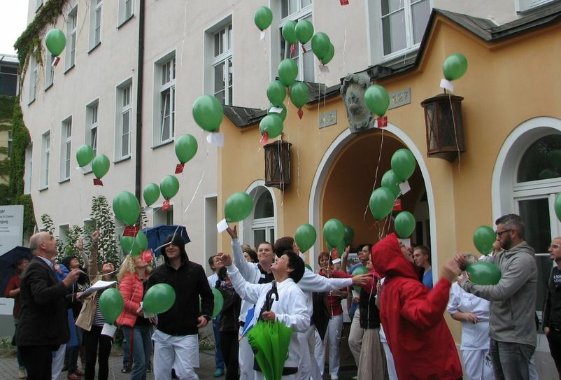 Luftballonaktion vor dem Haupteingang St. Carolus. Foto: Malteser Krankenhaus St. Carolus