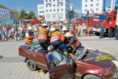 Bei einer Unfallrettung zählt jede Sekunde. Jede Handbewegung ist eingeübt. Wie genau eine Unfallrettung abläuft, wird am Aktionstag am Samstag, 25. August, auf dem Stadthallenvorplatz gezeigt. Foto: Spree Galerie