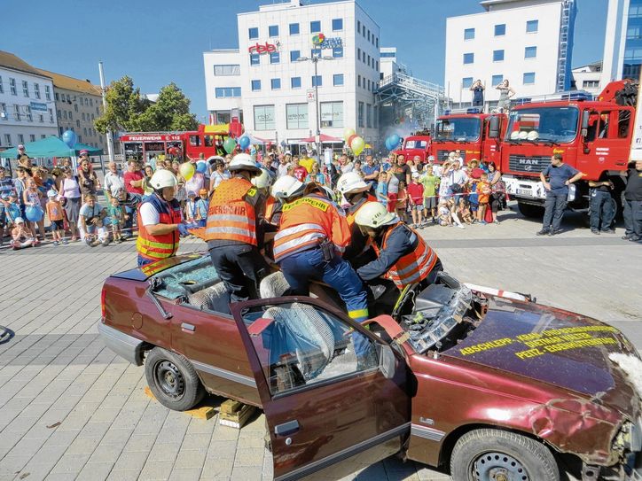 Bei einer Unfallrettung zählt jede Sekunde. Jede Handbewegung ist eingeübt. Wie genau eine Unfallrettung abläuft, wird am Aktionstag am Samstag, 25. August, auf dem Stadthallenvorplatz gezeigt. Foto: Spree Galerie