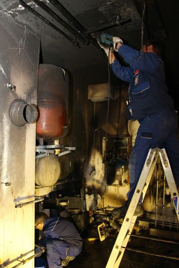 Die Aufräumarbeiten im Heizraum laufen.