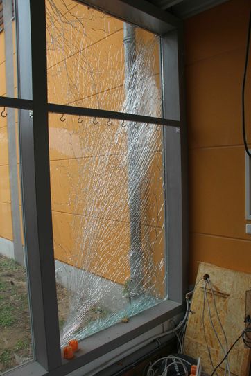 Hielt den Druck der Explosion nicht stand: Eine von vielen Scheiben, die zerberstet sind.