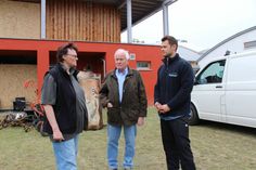 Tourismusvereinschefin Sylvia Lehmann und der Ehrenvorsitzende Dieter Günzel im Gespräch mit Paul Bliese, Geschäftsführer vom Sportpark. Fotos: sts
