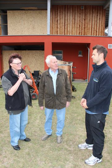 Paul Bliese, Geschäftsführer vom Sportpark, im Gespräch mit Sylvia Lehmann und Dieter Günzel vom Tourismusverein Lübben und Umgebung e.V..