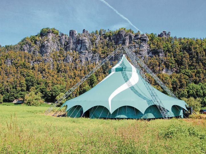 Das Theaterzelt vor dem Bastei-Felsmassiv in Rathen. Foto: R. Rink