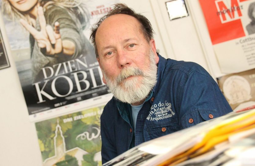 Eberhard Nahly (60) ist Mitbegründer des FilmFestivals Cottbus. Heute ist er Sachbearbeiter Internationale Beziehungen der Cottbuser Stadtverwaltung. Filmplakate, vor allem in polnischer Sprache, zieren die Bürowände des Kinofreundes. Foto: jho