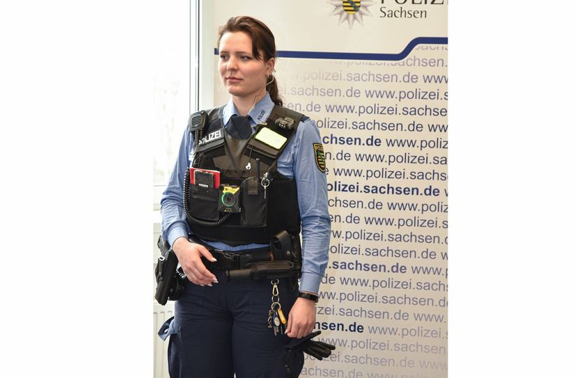 Nutzen dürfen die Kameras nur speziell geschulte Polizeibeamtinnen und -beamte. Aktuell haben circa 75 Prozent der Bedarfsträger die Schulung absolviert.