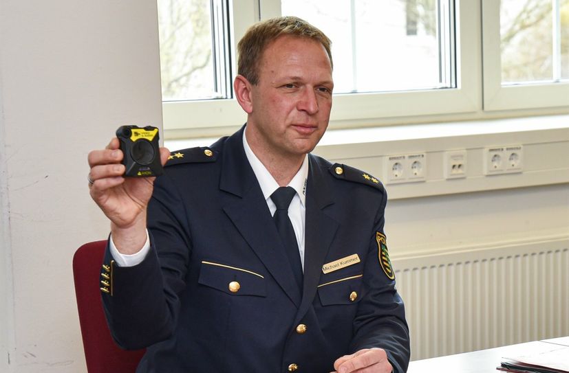 Michael Kummer, der Leiter des Polizeireviers Kamenz, zeigt eine der eingesetzten Bodycams vom Typ Axon Body 2.  Foto: Polizeidirektion Görlitz