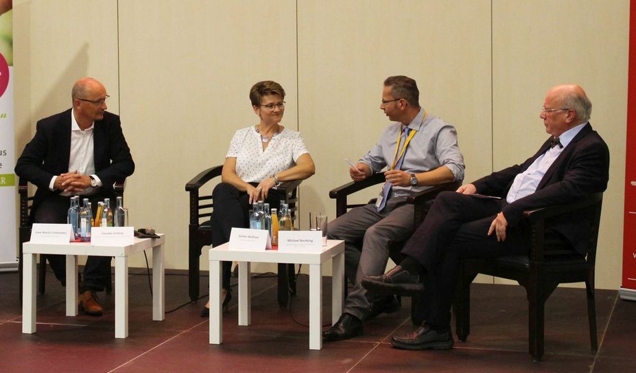 Pflegemesse Dresden/Podiumsdiskussion – V.l.: Uwe Martin Fichtmüller (Landesgeschäftsführer ASB Sachsen), Claudia Schöne (AOK, Fachbereichsleiterin Geschäftsbereich Pflege), Gunter Wolfram (Residenzleiter AlexA-Seniorendienste) und Michael Bockting (Sächsisches Staatsministerium für Soziales und Verbraucherschutz). Foto: Schramm