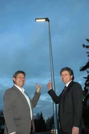 OB Holm Große (links) und Detlef Marko beim symbolischen „Anknipsen“ der ersten Laterne. Foto: Hache