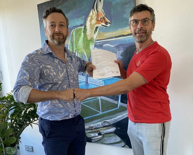 Die Vertragsunterzeichnung wurde mit einem Faustcheck durch Heiko Ronge (li.) und Rico Krampf (re.) besiegelt. Foto: HCR