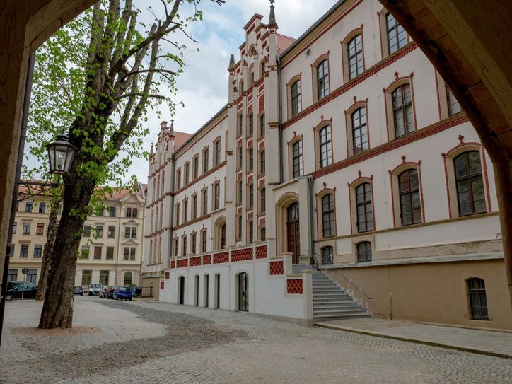 Die Rote Schule in Meißen wird ein wichtiger Verwaltungsstandort.           Foto: Geyer