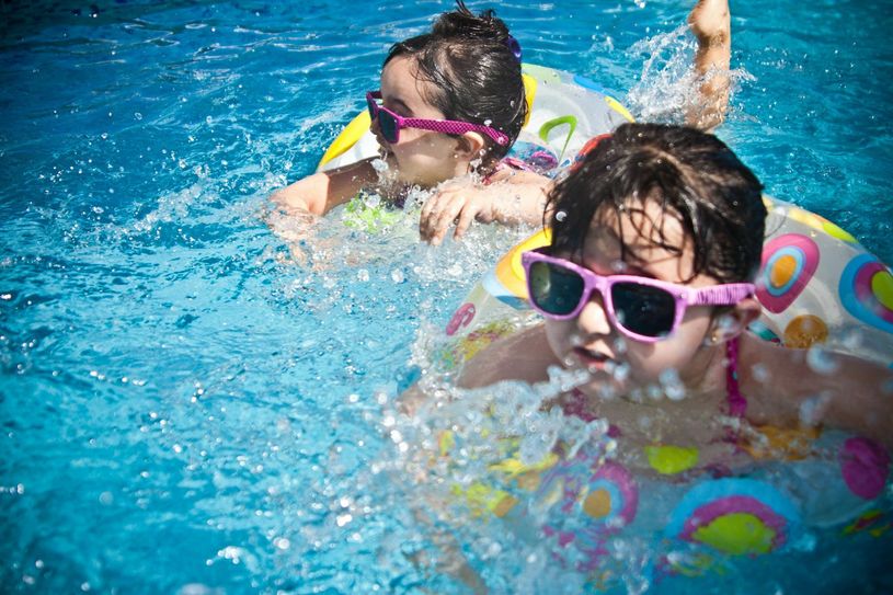 Eine Erfrischung im Freibad ist bei sommerlichen Temperaturen ist nicht nur für Kinder der Hit. Foto: Pexels