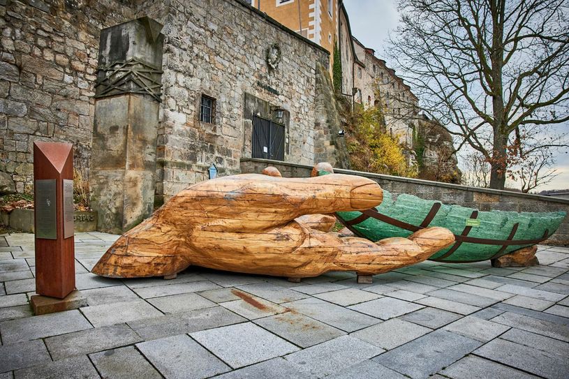 Das Kunstwerk vor der beeindruckenden Kulisse der Burg Hohnstein regt zum Nachdenken an und ist ein schönes Fotomotiv. Foto: M. Förster